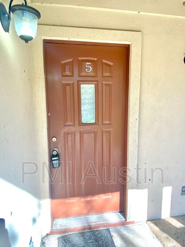 Primary Photo - 908 N LBJ Dr