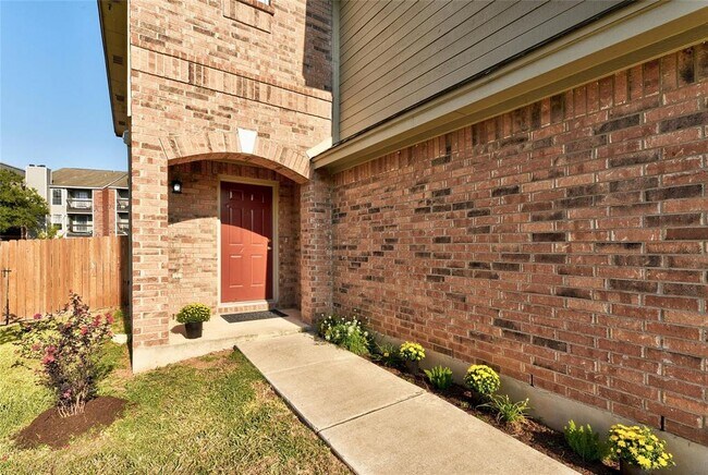 Foto del edificio - 9716 Sugar Hill Dr