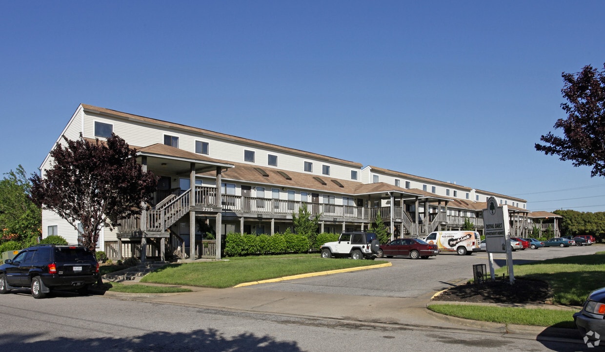 Building Photo - Royal Oaks Apartments