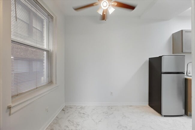 Building Photo - 3727 N Pine Grove Ave