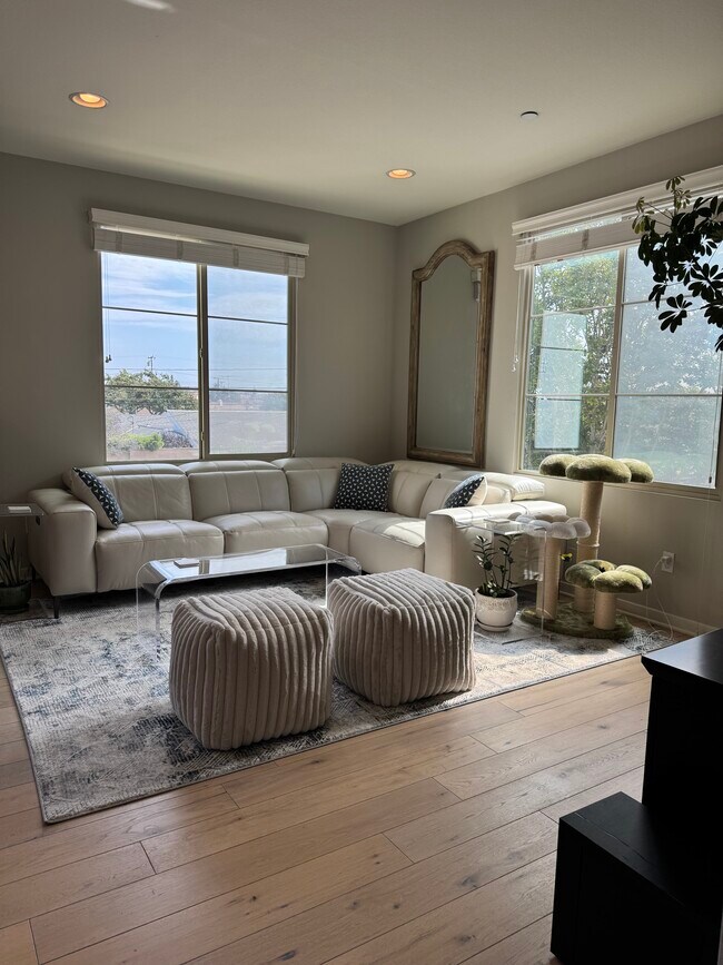 Nuevo mobiliario moderno - 5256 Pacific Ter