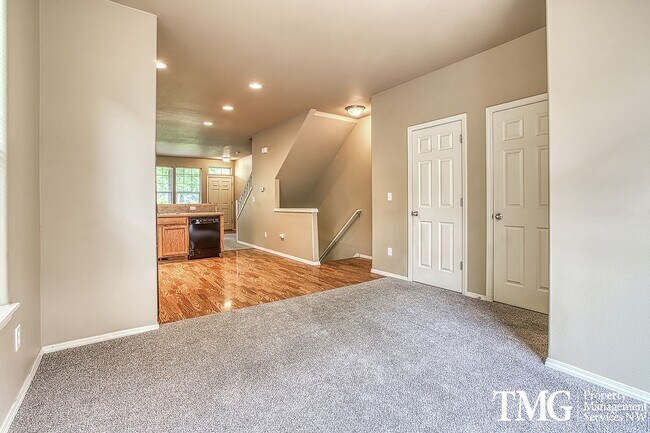 Building Photo - Contemporary 2 Bed 2.5 Bath Townhome in Hi...