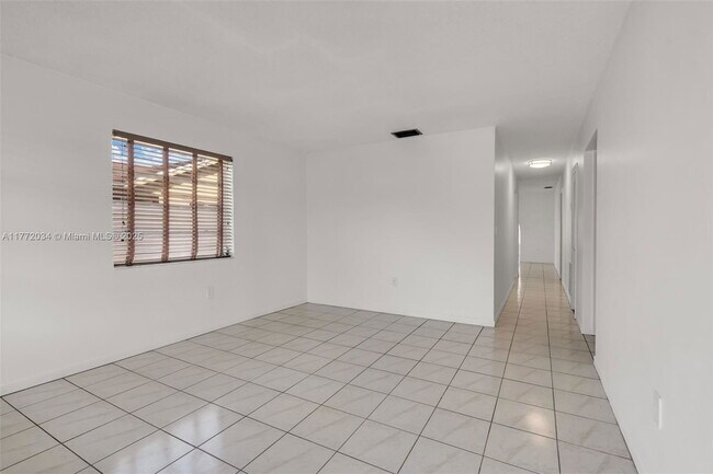 Foto del edificio - 6731 SW 15th St