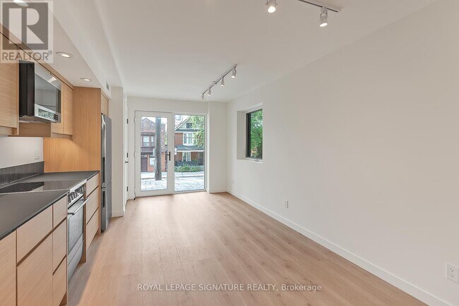 Photo du bâtiment - 1254-1254 Davenport Rd