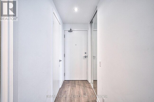 Photo du bâtiment - 898 Portage Pkwy