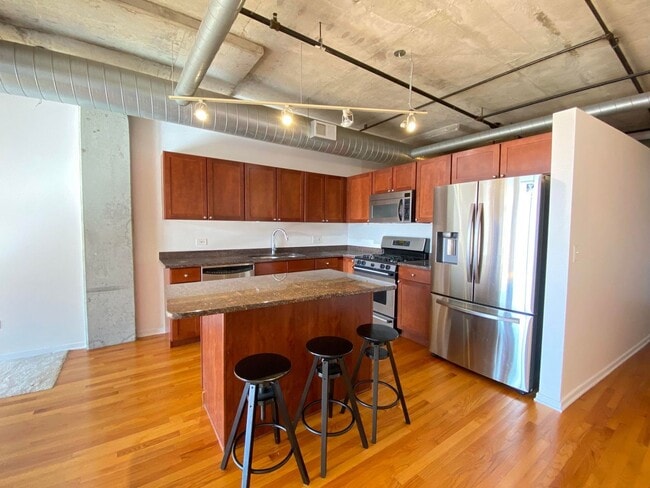 Building Photo - 933 W Van Buren St