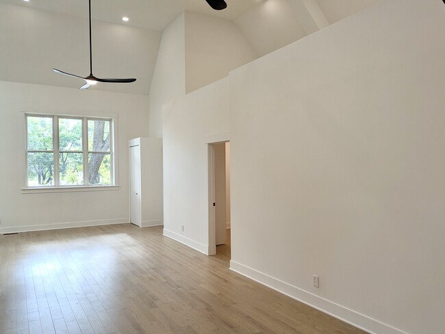 Building Photo - 1457 N California Ave