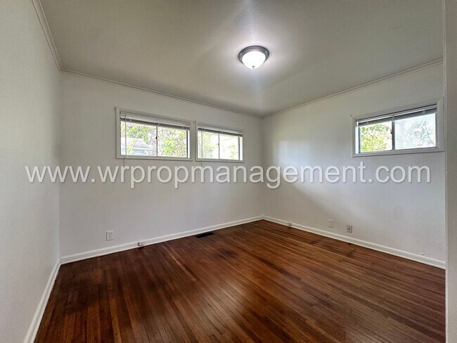 Building Photo - 4 Bed 1 1/2 Bath Home