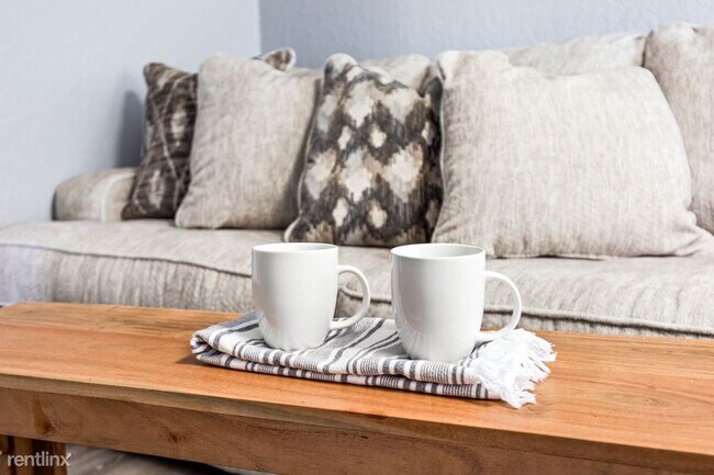 Foto del edificio - 2 br, 1 bath Duplex - 432 North 7th Avenue...