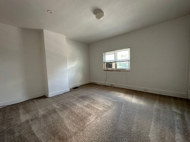 Foto del edificio - Available August 1, 2026; Lease will end July 27, 2027