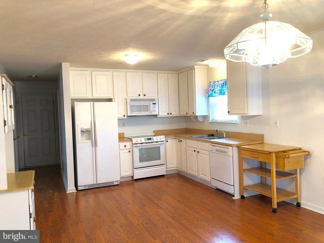 Building Photo - 45264 Insurance Ct