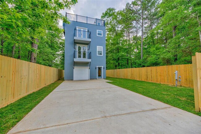 Building Photo - 107 Cloverdale
