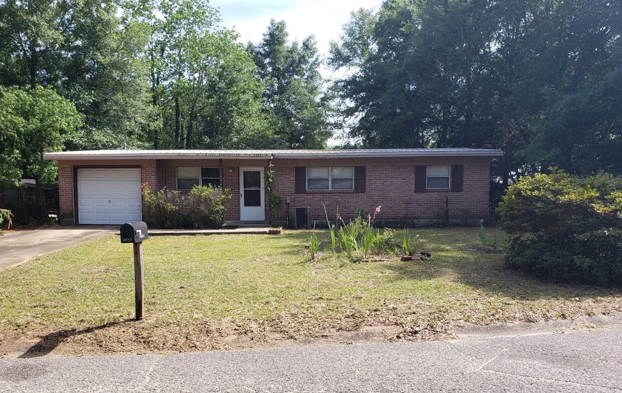 Primary Photo - 3 bed 2 bath house with garage