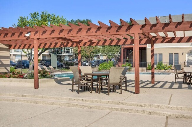 Building Photo - 7581 Chevy Chase Dr