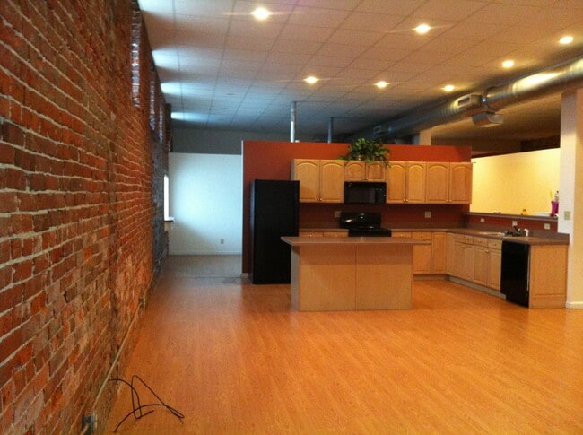 Building Photo - 413 Locust St