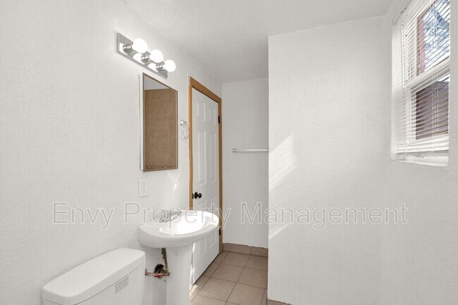 Building Photo - 2530 S Gramercy Ave
