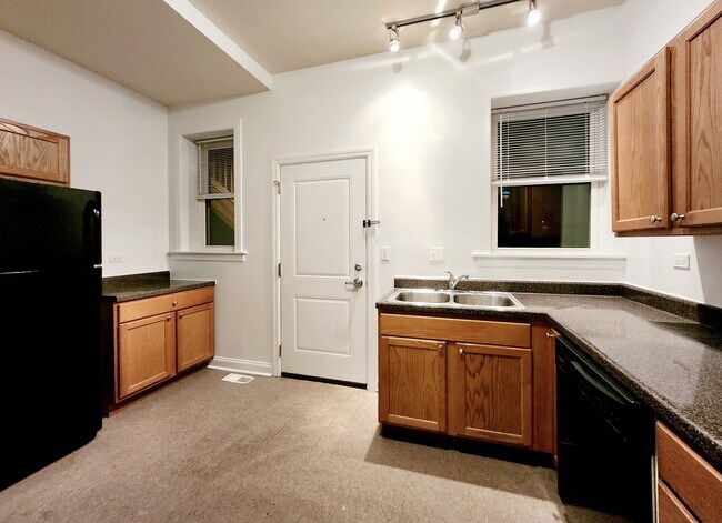 Building Photo - Income Restricted - Spacious 2 bed in Alba...
