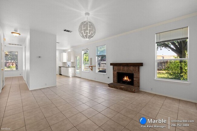 Building Photo - 4 br, 2.5 bath House - 1418 Nandina Dr