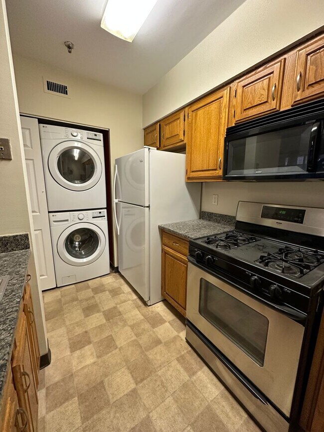 Building Photo - Spacious 2 bedroom 2 Bathroom with garage ...