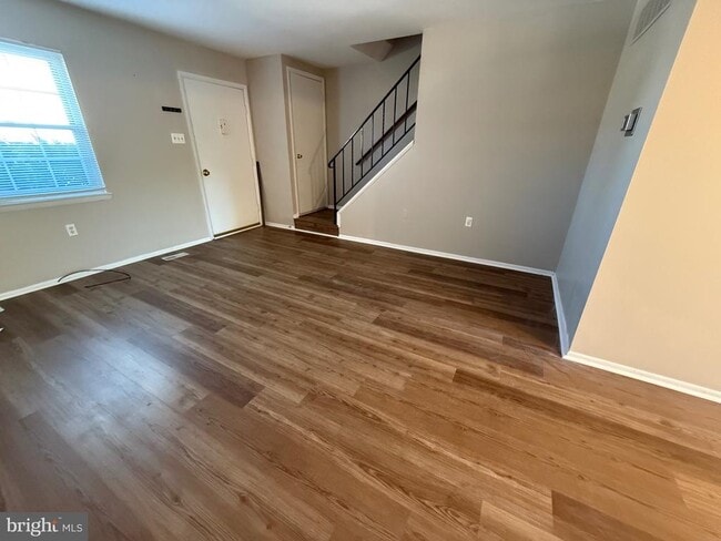 Foto del edificio - 34 King Charles Cir