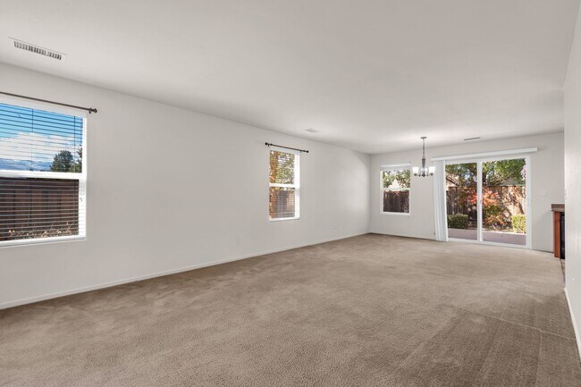 Foto del edificio - 3 bed, 2bath, + bonus room/den/office. Beautiful 2011 Single Story Home in KB development of Damo...