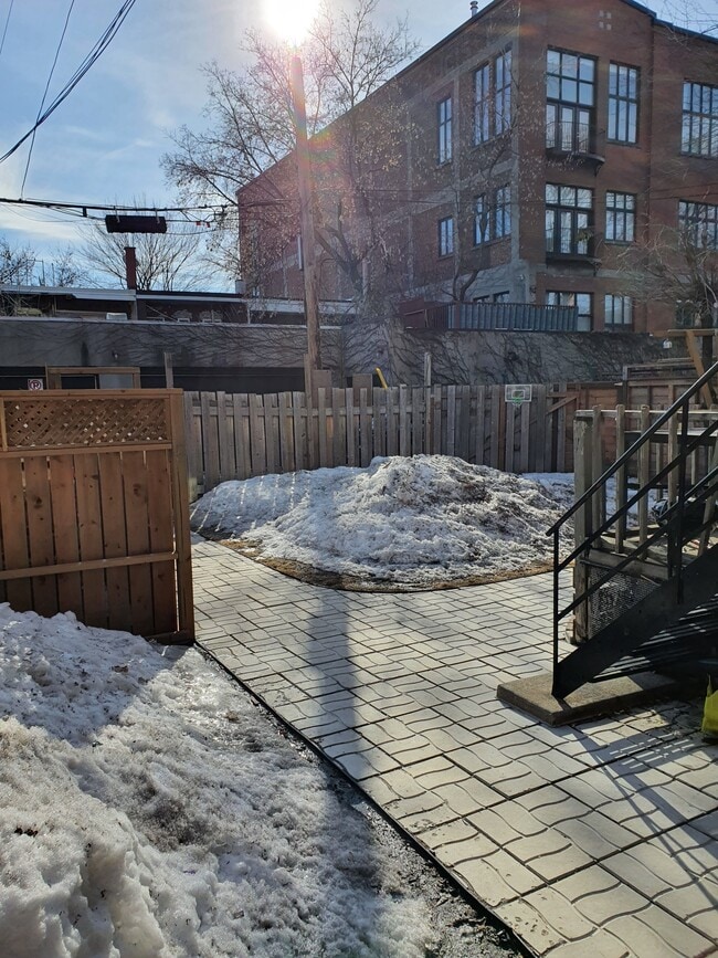 Building Photo - 5136 Av Papineau