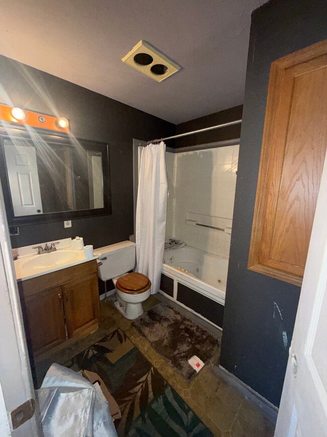 Building Photo - 805 Waldman Ave