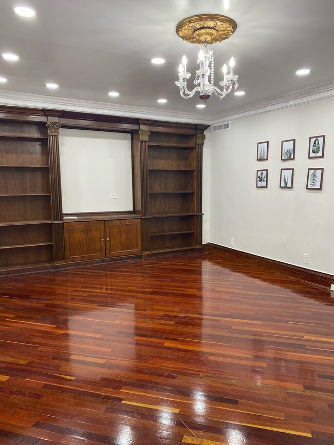 Building Photo - 1820 E 19th St