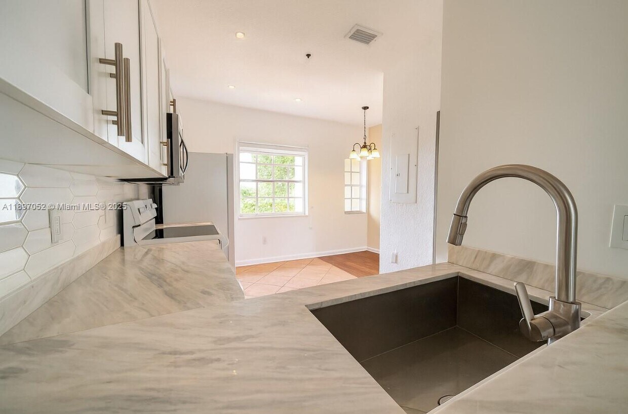 Foto principal - 5670 NW 116th Ave