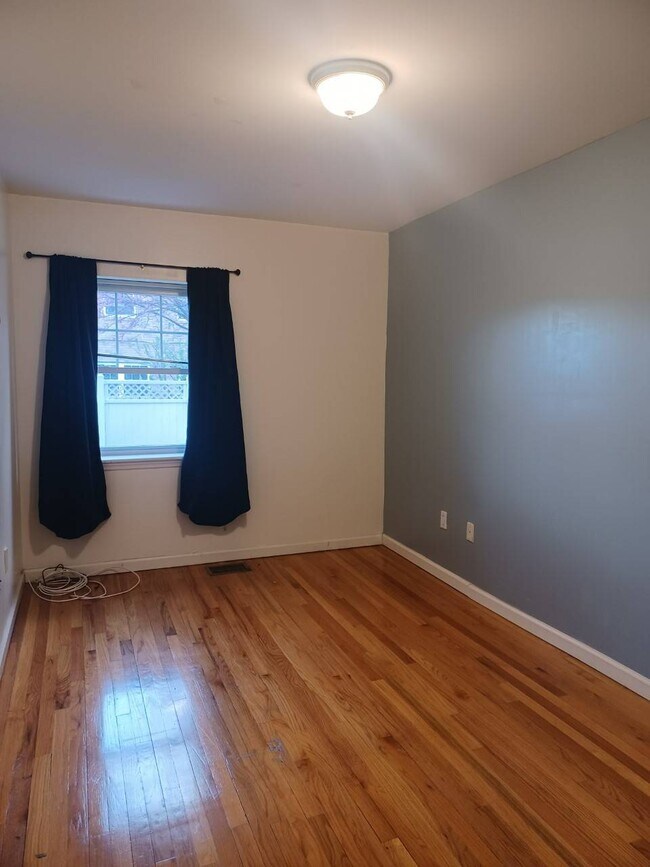 Building Photo - 431 Amber St
