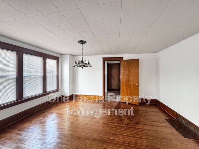 Foto del edificio - 1014 Louisa St