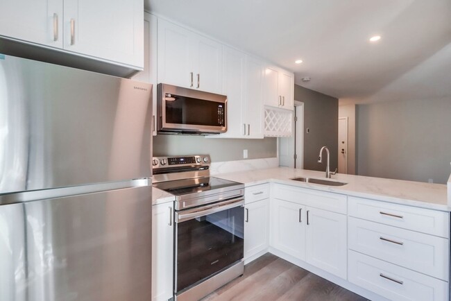 Building Photo - Beautifully renovated and located in the h...