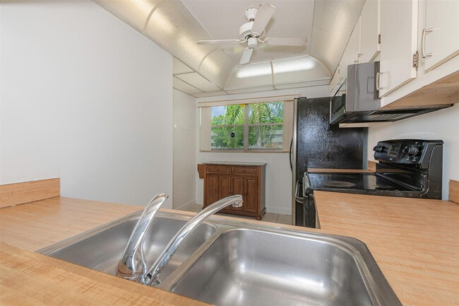 Building Photo - 6075 N Sabal Palm Blvd