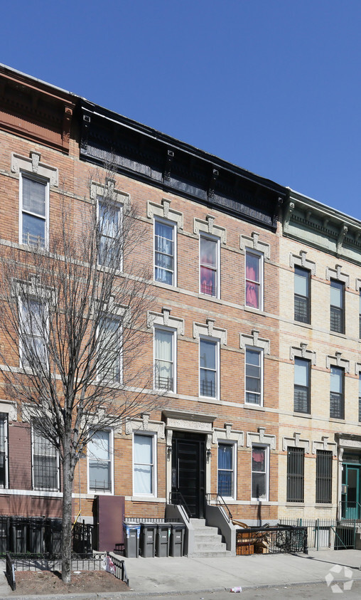 Building Photo - 669 Halsey St