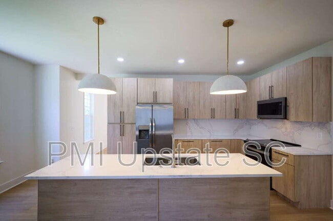 Building Photo - 307 Woodruff Lake Way