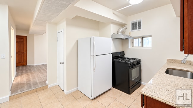 Building Photo - Spacious 2BR with Oversized Living Room in Astoria