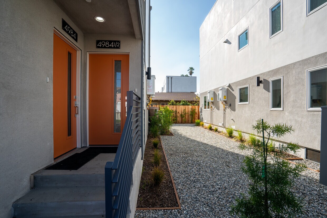 Foto principal - 4984 Romaine St