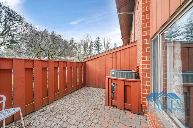 Building Photo - 704 Worthington Dr