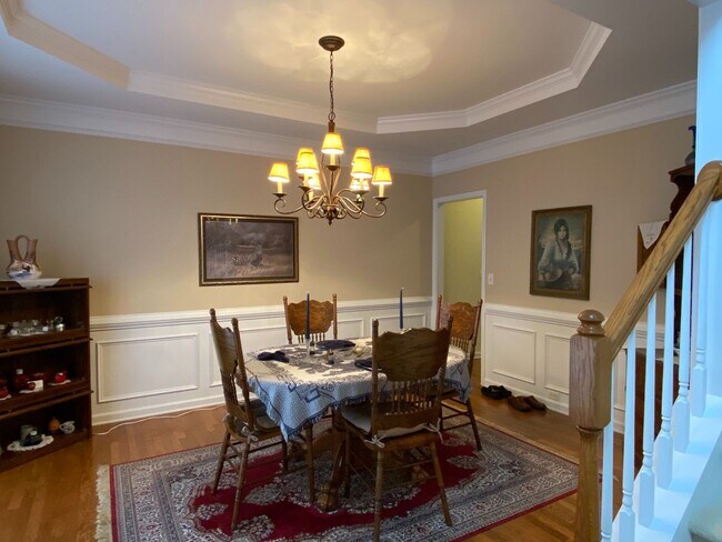Building Photo - Beautiful and well maintained 4 Bedroom, 3...