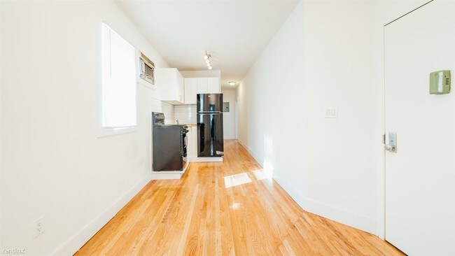 Building Photo - 3 br, 1 bath Apartment - 140 Frost St Unit 2G