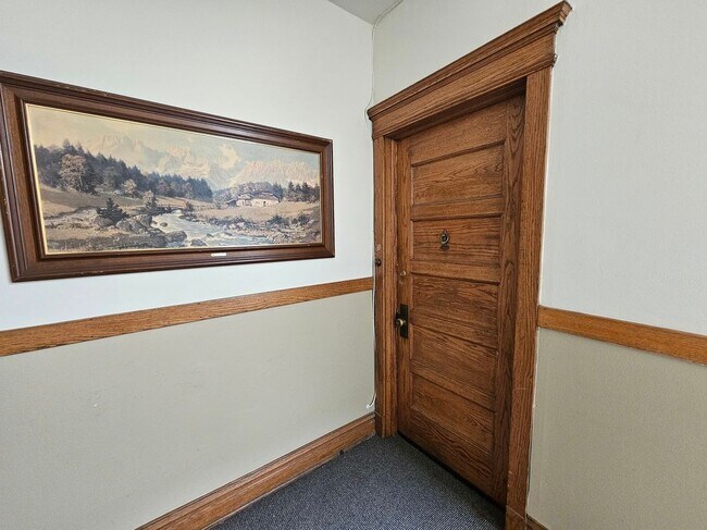 Building Photo - 3800 N Wilton Ave