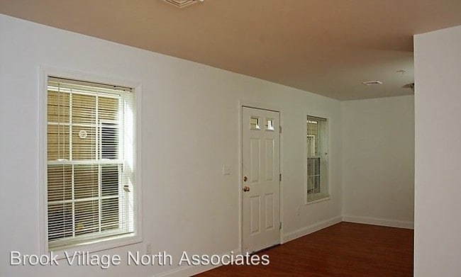 Building Photo - 301-243 Brook Village Rd