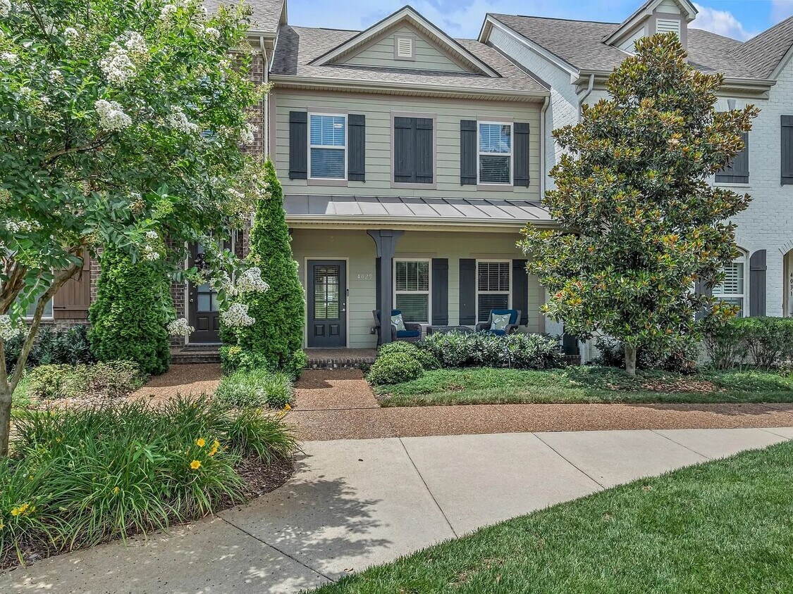 Foto principal - Beautiful 3BR Townhome in Franklin