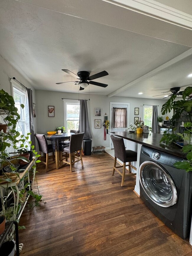 Building Photo - Adorable 2/1/1 CH/A updated!!! walking dis...
