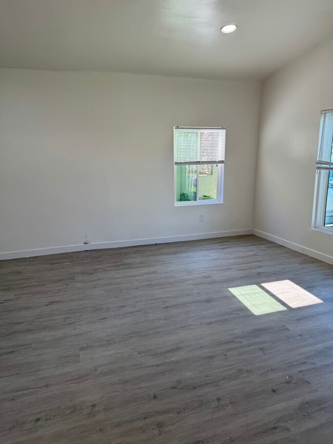 Roomy - 2820 Vineyard Ave