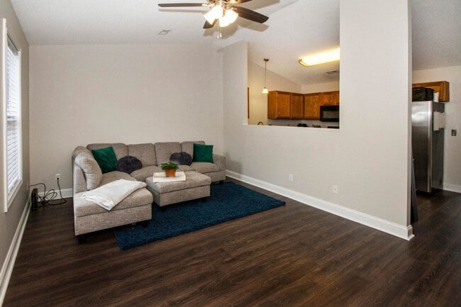 Building Photo - Knoxville 37912 - 2 bedroom, 2 bath home -...