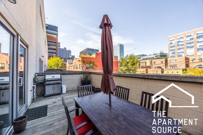 Foto del edificio - 1002 W Lake St