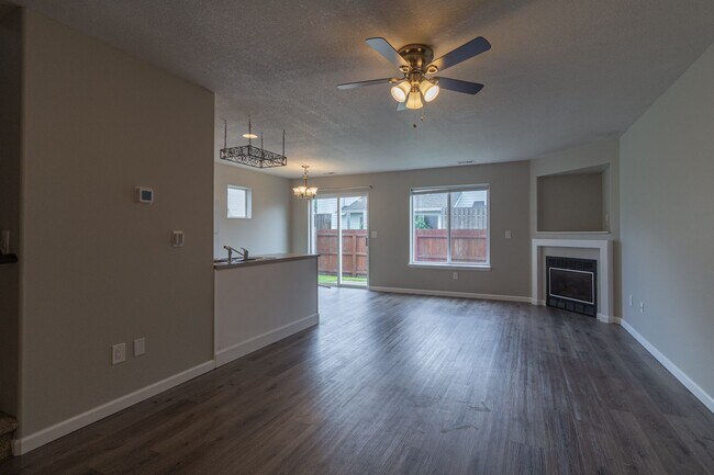 Building Photo - Beautiful 4 Bed 2.5 bathroom home  with 2 ...