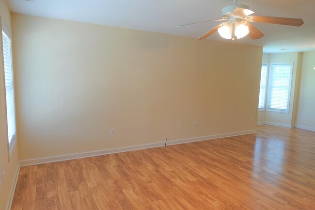 Foto del edificio - 129 River Oaks Cir