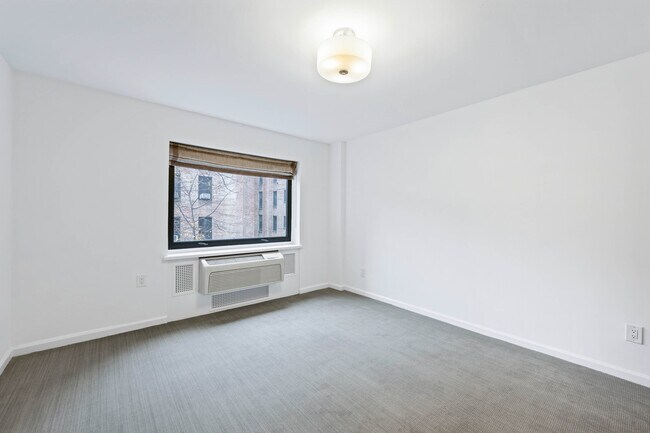 Building Photo - 220 E 79th St